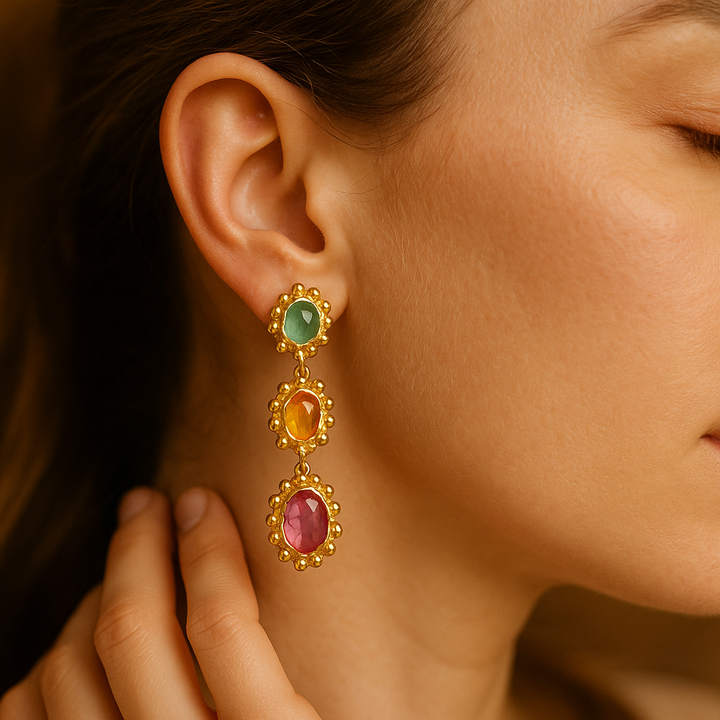 Seraphina | Pendientes colgantes chapados en oro con acentos de piedras preciosas