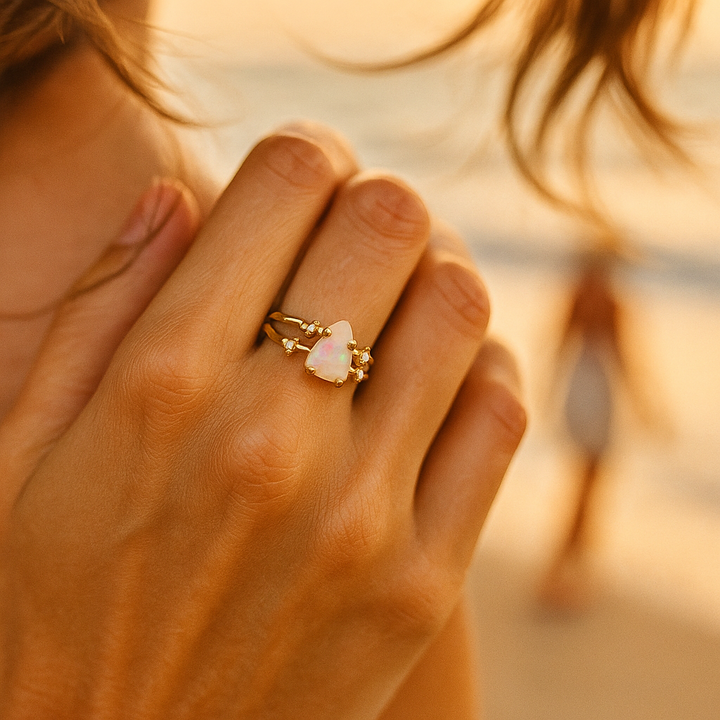 Celestial | Anillo dorado con una piedra de luna y plata esterlina 925