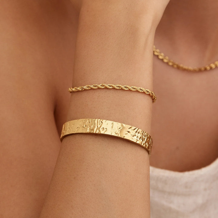 Pulsera de brazalete texturizado grueso