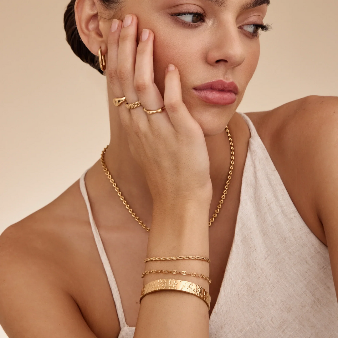 Pulsera de brazalete texturizado grueso