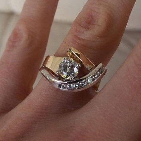 Celestia | Anillo Antiguo Asimétrico adornado con Diamantes