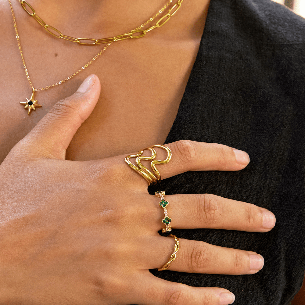 Anillo Envueltos en Olas Doradas