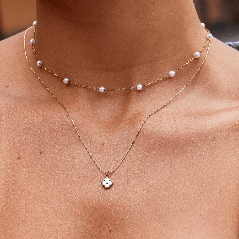 Collar con Colgante de Flor Blanca