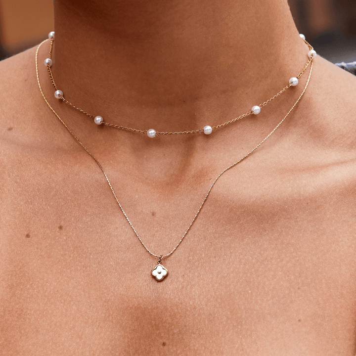 Collar con Colgante de Flor Blanca