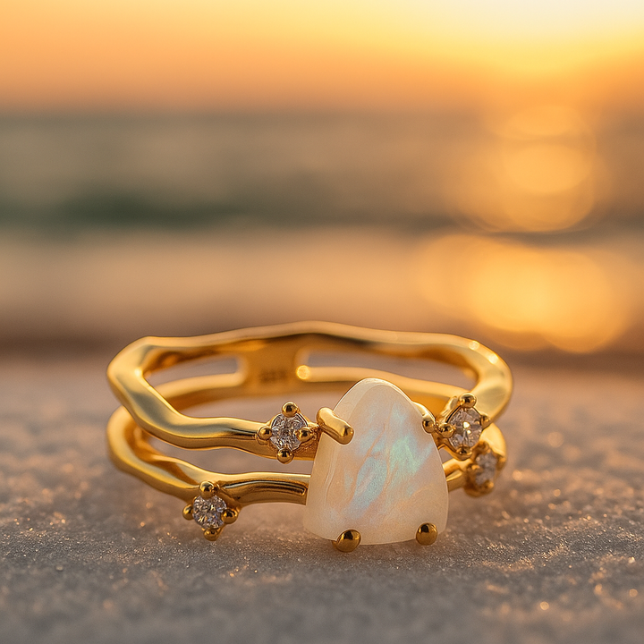 Celestial | Anillo dorado con una piedra de luna y plata esterlina 925