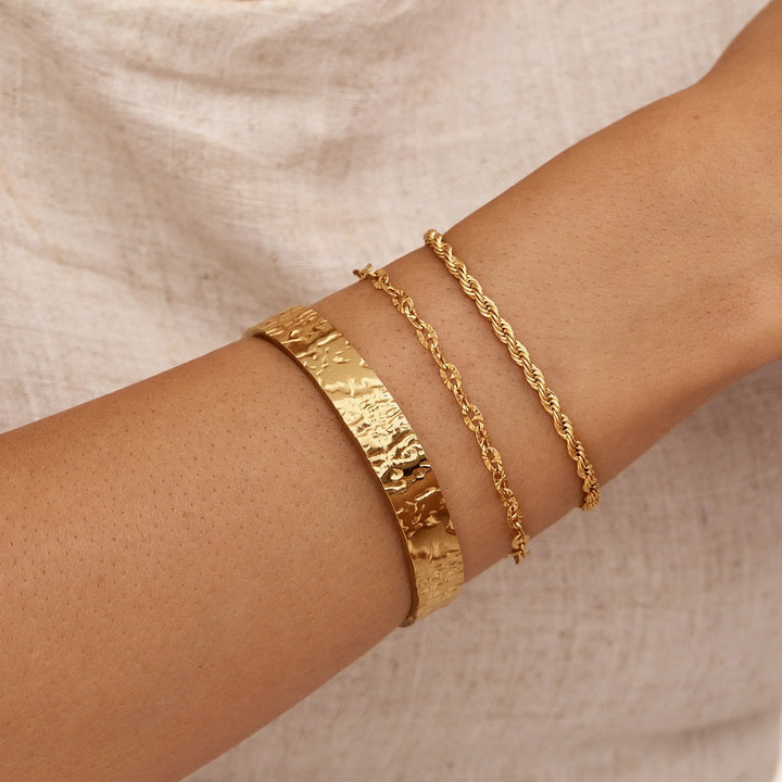 Pulsera de brazalete texturizado grueso