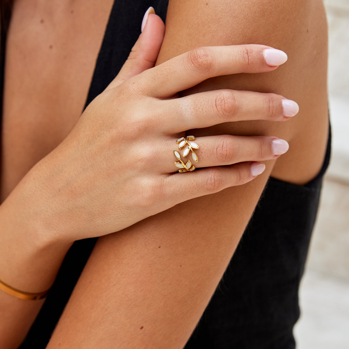 Anillo de Hoja de Oro Sereno