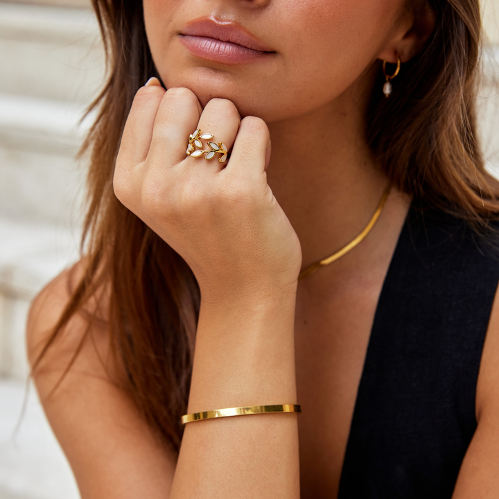 Anillo de Hoja de Oro Sereno