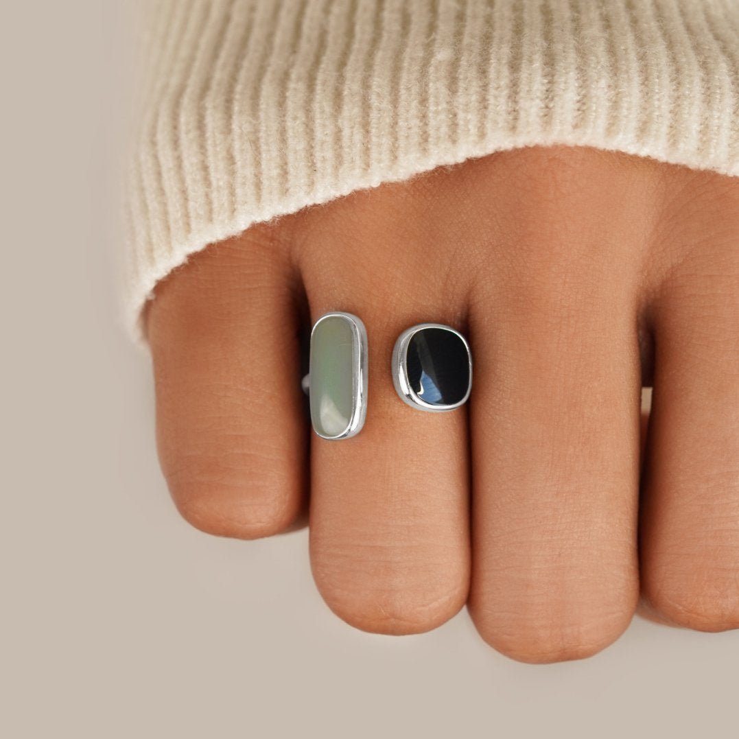 Anillo Envolvente de Acero Plateado con Aguamarina