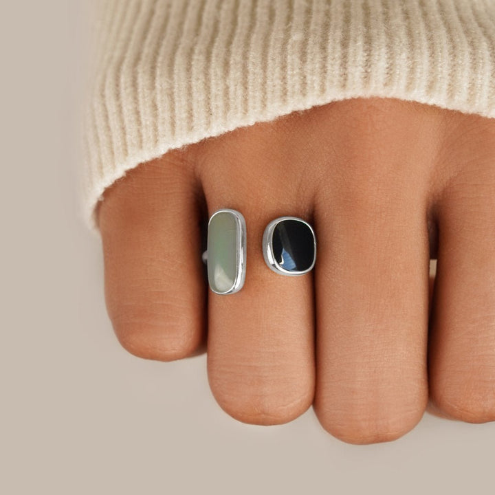 Anillo Envolvente de Acero Plateado con Aguamarina