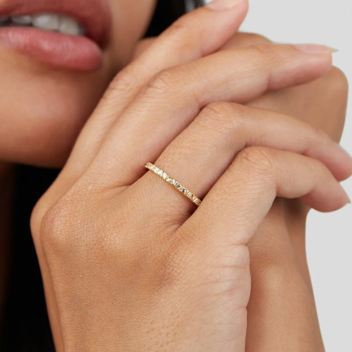 Anillo de Banda de Oro y Cristal Arquette