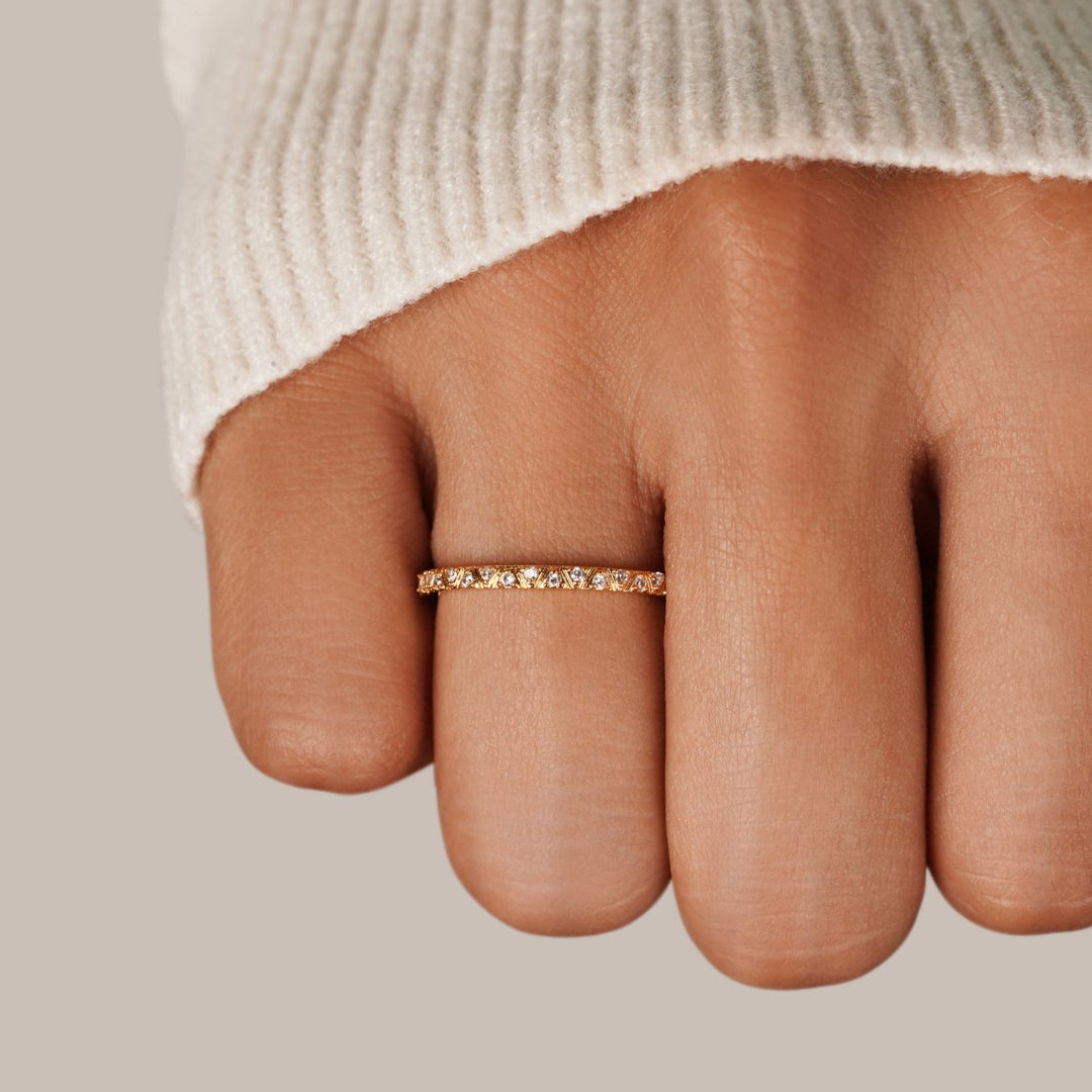 Anillo de Banda de Oro y Cristal Arquette
