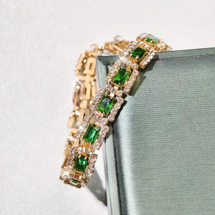 Pulsera de Oro con Declaración en Verde Esmeralda