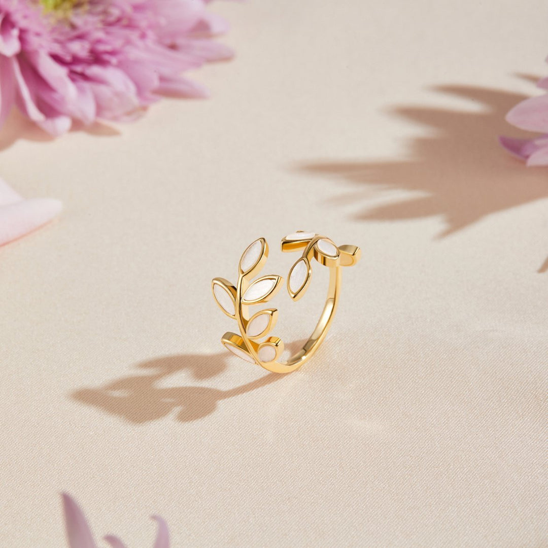 Anillo de Hoja de Oro Sereno