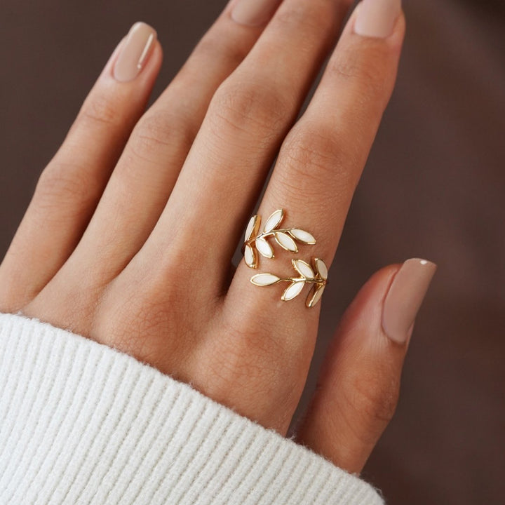Anillo de Hoja de Oro Sereno