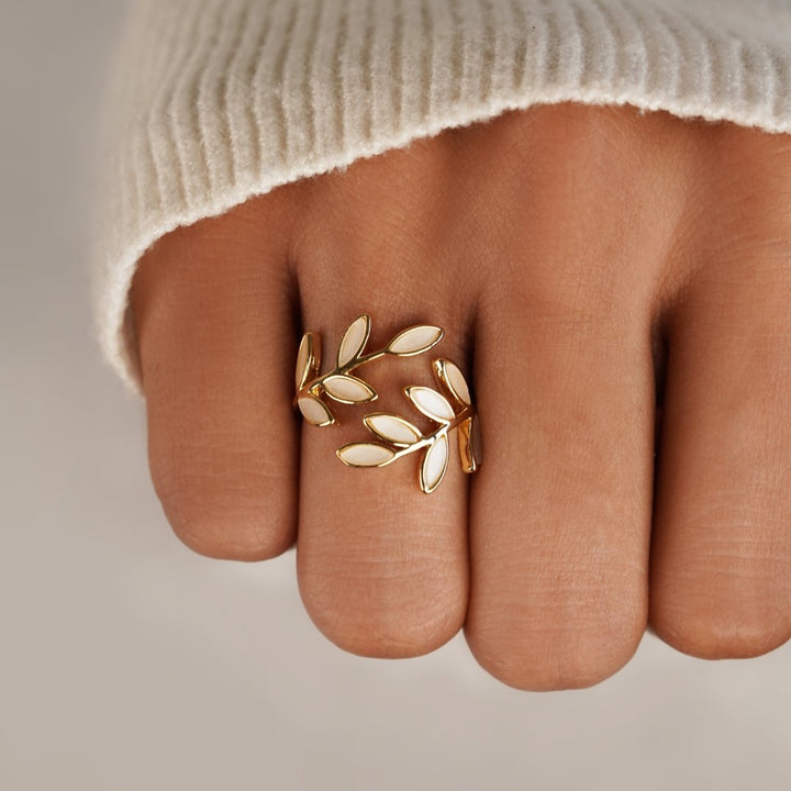Anillo de Hoja de Oro Sereno