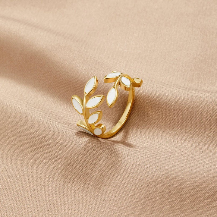 Anillo de Hoja de Oro Sereno