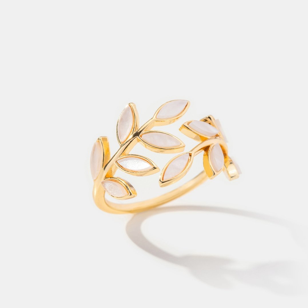 Anillo de Hoja de Oro Sereno