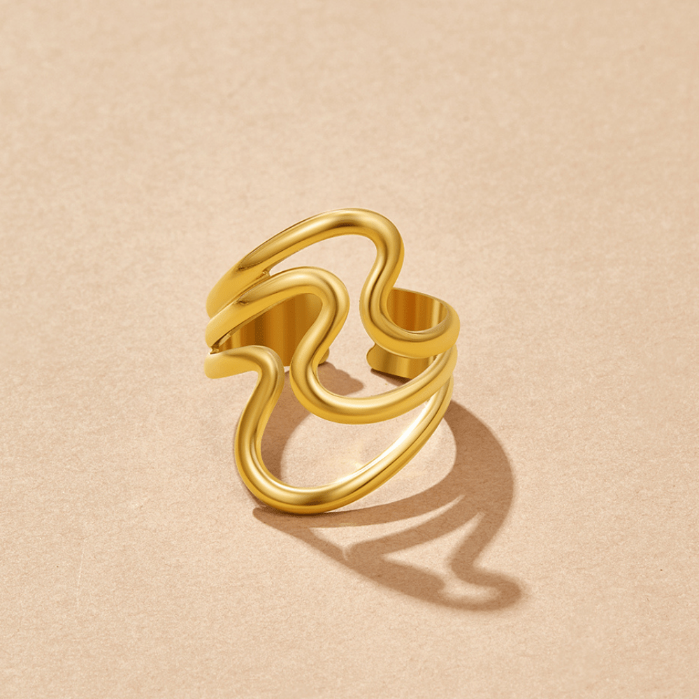 Anillo Envueltos en Olas Doradas