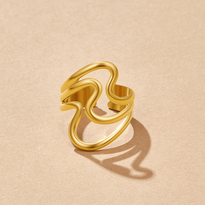 Anillo Envueltos en Olas Doradas