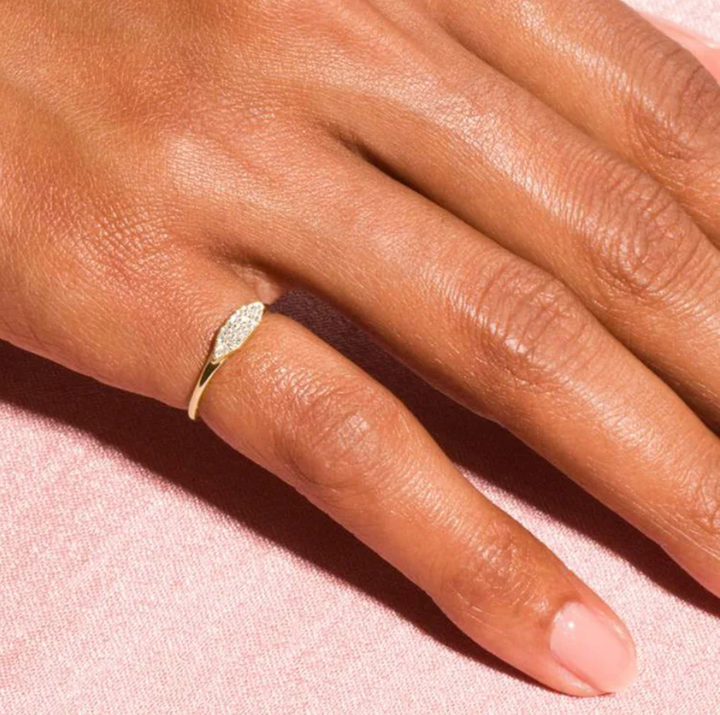 Elara | Anillo de Oro con Zirconitas Variadas